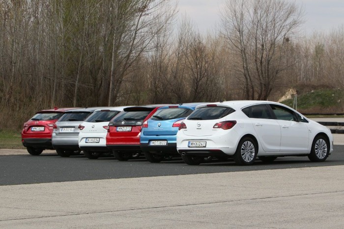 Teszt: mindenki az Év Autója ellen 18 | Vezess Hosszú utakra a kényelmes és kiforrott Astra nagyon jó, ár/érték arányban a Mégane és a Rapid Spaceback nyújt igen sokat