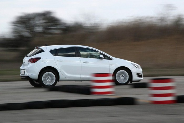 Teszt: mindenki az Év Autója ellen 15 | Vezess 130-nál az Astrában csupán 2600 a fordulatszám. A hatfokozatú váltó hosszú áttételezése és az 1,4-es turbómotor takarékossága egész sokat ellensúlyoz a konkuresekénél 100-200 kilóval nagyobb tömegből