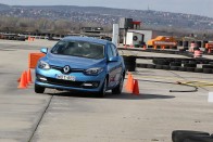 132 lóerős turbómotorja nagyon jól viszi a Mégane-t. Nem egy sportos autó, de kicsit belendíthető a fara, mielőtt az ESP közbeavatkozik