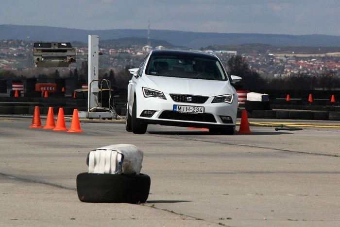 Teszt: mindenki az Év Autója ellen 13 | Vezess A határon, de biztonságban: tesztünket ezúttal is a Tököli Vezetéstechnikai Képzési Központ pályáján végeztük. Elérhetőség: Székely Gyula, info@vezetestechnika.hu és +36-30-25-25-399