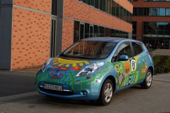 Gyerekek pingáltak ki egy Nissan Leafet