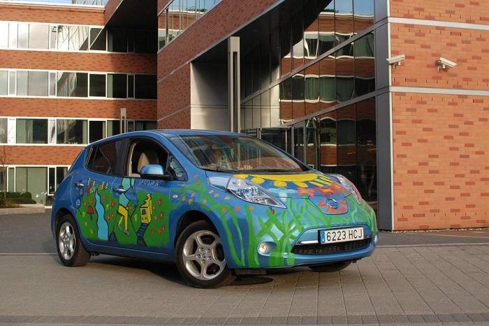 Gyerekek pingáltak ki egy Nissan Leafet 4