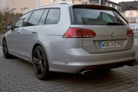 A ferdehátú modell után kombi karosszériával is elkészíti sportos kompakt csúcsmodelljét a Volkswagen. A Golf R Variant Még idén piacra kerülhet.