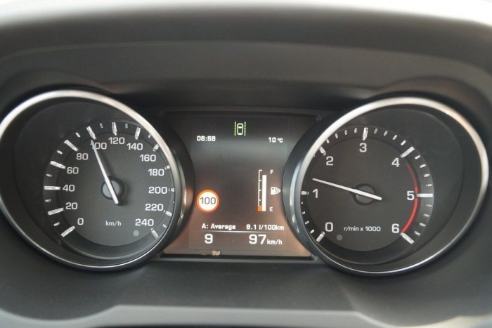 100 alatt már kilencesbe kapcsolható a kormány mögötti fülekkel. Ilyenkor alig forog a motor