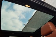Panoráma üvegtető javítja a közérzetet a bő húszmillás kocsiban