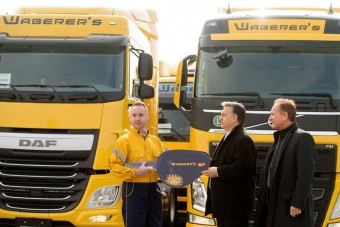 Félezer kamiont adott át Orbán Viktor