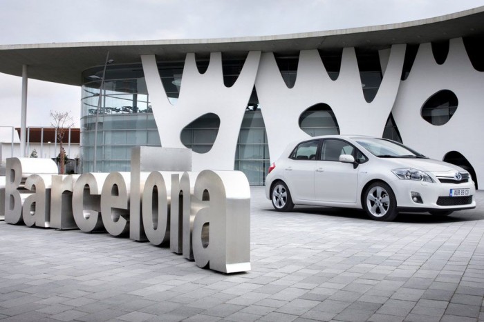 Top 10 – A legkisebb fogyasztású autók 7 5. Toyota Auris Hybrid, 5,22 l/100 km. A mai Prius hajtáslánca a kevésbé áramvonalas Aurisba plántálva is kivételesen csekély benzinszámlát ígér. Az alaposság kedvéért: a Prius II értéke századra megegyezik a hibrid Auriséval