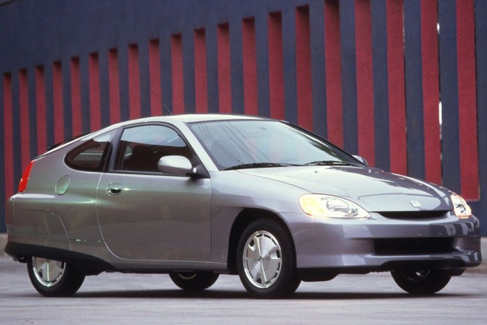 Top 10 – A legkisebb fogyasztású autók 11 1. Honda Insight I, 3,74 l/100 km. Az első generáció páratlanul takarékos, ám csak kétszemélyes. Aki nem egymaga jár, annak jobb választás a Jazzre épülő második széria, amely ötüléses és 5,45 l/100km átlagával még mindig nem üt lyukat a családi költségvetésbe