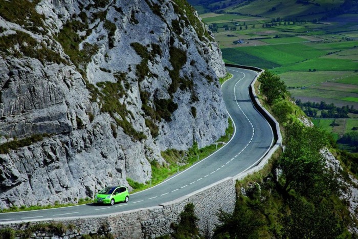 Top 10 – A legkisebb fogyasztású autók 2 10. Honda Jazz Hybrid, 5,3 l/100 km. A villanymotoros rásegítés és a mozgási energia akkumulátoros tárolása nem hoz sokat a japán autónak. A kis egyterű hibridhajtás nélkül alig eszik többet: az 1,2-es átlaga 6,01, az 1,4-es motoré 6,18 l/100 km