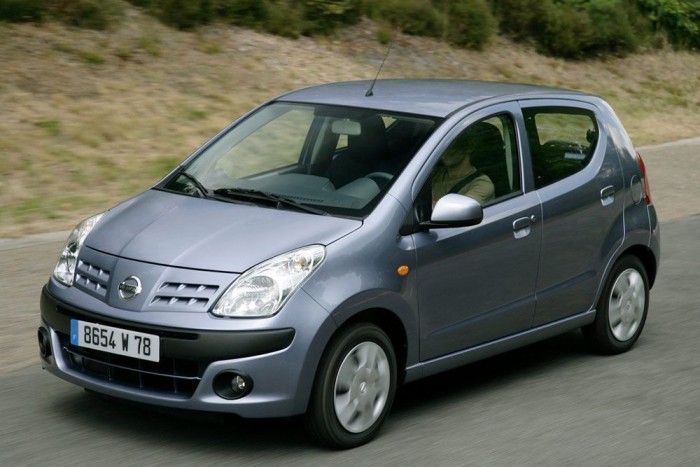 Top 10 – A legkisebb fogyasztású autók 8 4. Nissan Pixo 5,12 l/100 km. Köztudott a háromhengeres Suzukikról, hogy kevéssel beérik. A Pixóban is az Alto technikája lakik, a kisautót a Suzuki indiai üzeme gyártja a Nissannak. Érdekes, hogy az Alto, 5,40-es értékével, nem tudott az első tízbe kerülni