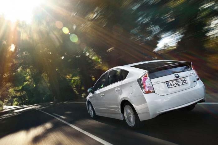 Top 10 – A legkisebb fogyasztású autók 9 3. Toyota Prius III, 5,07 l/100 km. A jelenlegi Prius az a családi autó, amely valóban eljár öt liter benzinnel. A minimális fogyasztás mellett a hibrid hajtáslánc legfőbb értéke a páratlan megbízhatóság
