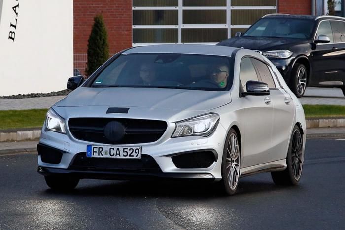 Újabb kémfotókon jelent meg a Mercedes CLA kombija, ám ezúttal AMG kivitelben. 360 lóerővel, összkerékhajtással fogja felborítani a papírformát a kategóriában (és a tejet a puttonyban).