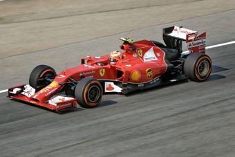 F1: Räikkönen megint a Mercedes nyakán
