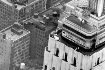 Mustangot visznek a felhőkarcoló tetejére