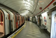 4.- London - A londoni metró (angolul London Underground) az angliai fővárost és néhány szomszédos területet (Essex, Hertfordshire és Buckinghamshire) tizenegy vonallal kiszolgáló, teljesen villamosított metrórendszer. Ez a világ legidősebb metrója, 1863-ban alapították. A helyi lakosok a metrót "the Tube" ("cső") néven emlegetik az alagutak henger alakú formája miatt. A metró 268 állomást szolgál ki, és  408 kilométeres pályán futnak a szerelvények. 2005-2006-ban 971 millió utas, 2006-2007-ben pedig a metró történetében először, több mint egy milliárd ember utazott a londoni földalattin, ezzel Európa harmadik legforgalmasabb metróhálózata a párizsi és a moszkvai mögött.