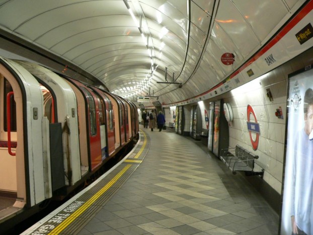 Top 10: A világ leghosszabb metróhálózatai 8 4.- London - A londoni metró (angolul London Underground) az angliai fővárost és néhány szomszédos területet (Essex, Hertfordshire és Buckinghamshire) tizenegy vonallal kiszolgáló, teljesen villamosított metrórendszer. Ez a világ legidősebb metrója, 1863-ban alapították. A helyi lakosok a metrót "the Tube" ("cső") néven emlegetik az alagutak henger alakú formája miatt. A metró 268 állomást szolgál ki, és 408 kilométeres pályán futnak a szerelvények. 2005-2006-ban 971 millió utas, 2006-2007-ben pedig a metró történetében először, több mint egy milliárd ember utazott a londoni földalattin, ezzel Európa harmadik legforgalmasabb metróhálózata a párizsi és a moszkvai mögött.