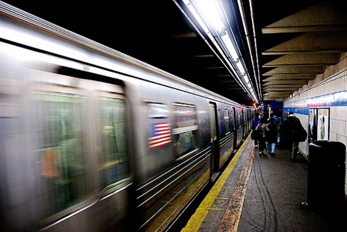 Top 10: A világ leghosszabb metróhálózatai 7 5.- New York - A New York-i metró a világ egyik legtöbb viszonylatot számláló metróhálózata. Összesen 468 állomása van, és azon kevés közlekedési eszközök közé tartozik, amelyen az üzemidő non-stop, az év 365 napján. Utasszám tekintetében csak a 10. legforgalmasabb hálózat a világon. A metróvonalak közel 40%-a a felszínen fut, nagy részük magasvasút. A föld alatti hálózat hossza körülbelül 370 kilométer, de ha felszíni, és magasvasút útvonalakt is beleszámoljuk eléri az 1355 kilométert.