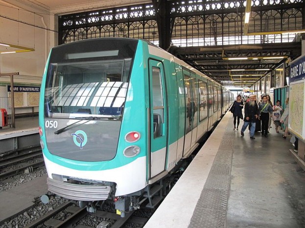 Top 10: A világ leghosszabb metróhálózatai 2 10. - Párizs - Franciaország fővárosának metróhálózata 16 vonalból áll, amelyek főleg föld alatt haladnak, és teljes hosszuk eléri a 211 kilométert. A rendszer, amely Párizs egyik jelképévé vált, híres kiterjedt belvárosi útvonalhálózatáról, és a szecesszió által befolyásolt homogén építészeti stílusáról. Ma a metró naponta 4,5 millió utast szállít, 297 állomást üzemeltet, melyek közül hatvankettőt több vonal is érint.