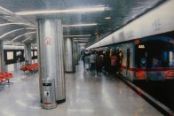 2.- Sanghaj - Sanghajban 16 metróvonal üzemel 567 kilométer hosszban, amivel a világ második leghosszabb hálózata. Az 1993. május 28-án megnyitott hálózatot a tervek szerint 2020-ig 887 kilométer hosszúra akarják fejleszteni. Ekkor a tervek szerint már 22 vonal lesz. Minden állomás stílusában különbözik egymástól, így harmonizálnak a felszíni környezettel. Az állomások falfestményei a sanghaji kultúra művészeti értékeit mutatja be. A metrószerelvények 6-8 kocsiból állnak. Átlagos befogadóképességük kocsinként 310 fő. A szerelvények teljes hosszúságukban átjárhatóak, klimatizáltak, a legnagyobb sebesség 80 km/óra.