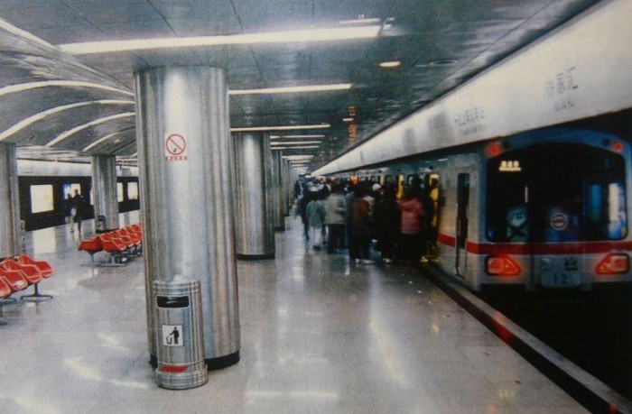 Top 10: A világ leghosszabb metróhálózatai 10 2.- Sanghaj - Sanghajban 16 metróvonal üzemel 567 kilométer hosszban, amivel a világ második leghosszabb hálózata. Az 1993. május 28-án megnyitott hálózatot a tervek szerint 2020-ig 887 kilométer hosszúra akarják fejleszteni. Ekkor a tervek szerint már 22 vonal lesz. Minden állomás stílusában különbözik egymástól, így harmonizálnak a felszíni környezettel. Az állomások falfestményei a sanghaji kultúra művészeti értékeit mutatja be. A metrószerelvények 6-8 kocsiból állnak. Átlagos befogadóképességük kocsinként 310 fő. A szerelvények teljes hosszúságukban átjárhatóak, klimatizáltak, a legnagyobb sebesség 80 km/óra.