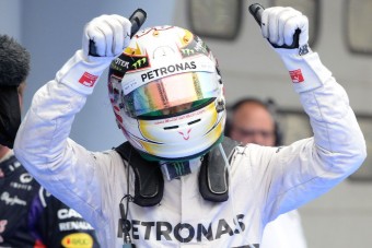 F1: Hamilton megúszta, Vettel a nyakán