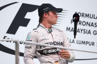 Nico Rosberg a pódiumon zsonglőrködött