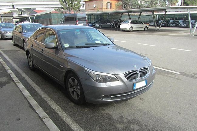 Az eBayen adja el luxusautóit a kormány