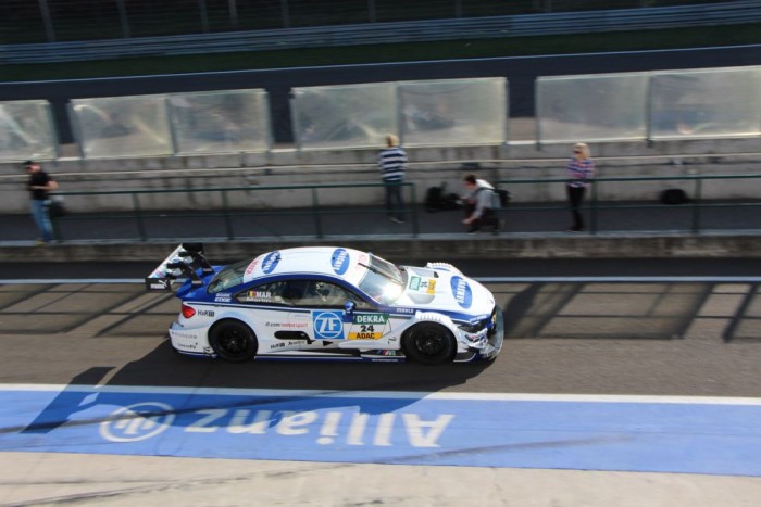 Ágyúdörgéssel felérő motorhang Mogyoródon 9 | Vezess A rajongók ingyenesen élvezhetik a tesztnapok alatt a DTM autók nyújtotta látványt és akusztikai élményt. Utóbbi mellett talán az új F1 is elbújhat, a szívó V8-as motorok fegyverropogás-szerűen durrognak, és 9 ezerig forgatva üvöltenek pokolian