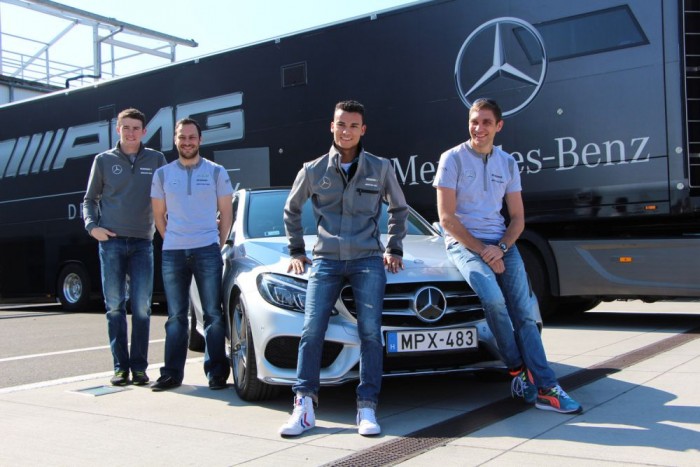 Ágyúdörgéssel felérő motorhang Mogyoródon 2 A Mercedestől négy pilótának volt kötelező feladata a sajtó fényképezőgépeinek mosolyogni. Balról-jobbra: Paul Di Resta, Gary Paffett, Pascal Wehrlein, és Vitalij Petrov