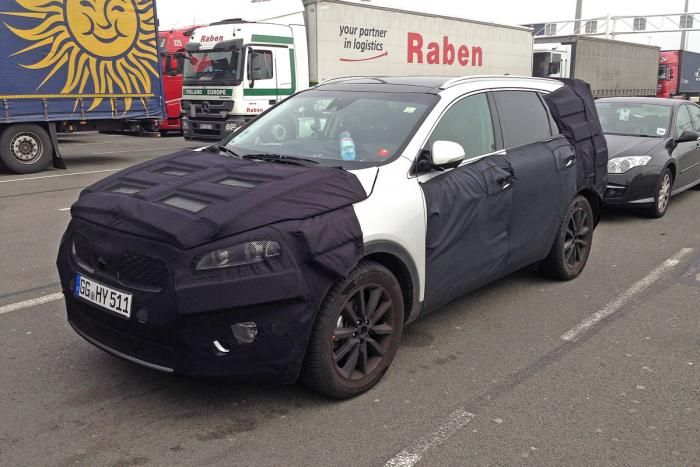 A két évvel ezelőtti, finom ráncfelvarrás után ideje nyugdíjazni a Kia nagyobbik szabadidőjárművét. Az új Sorento a Sportage optikáját kapja, és vélhetően hibrid is készül belőle.