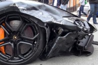 Két autót is legyalult a Lamborghini 8