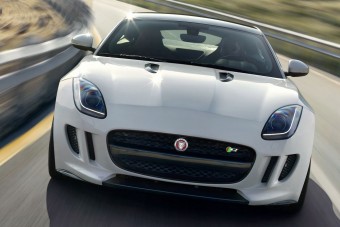 Alul is, felül is bővít a Jaguar F-type