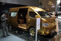 136 lóerős a Foton aranyban pompázó, benzines kisbusza. A cég a BAIC konszern teherautós leányvállalata
