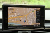 Navigációs képernyő, színes szagos térképpel