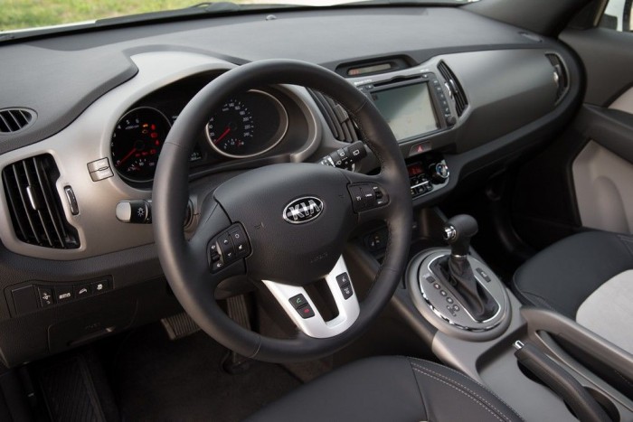 Több a puha műanyag az utastérben és kicserélték a műszeregységet