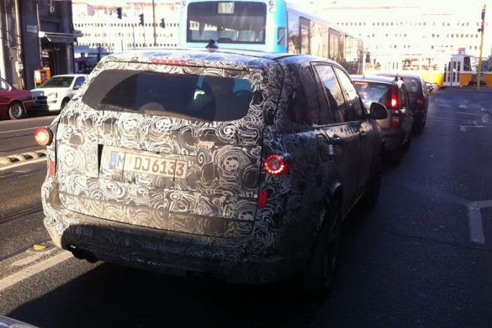 Szörnyeteg mászkált Budapest utcáin! 6