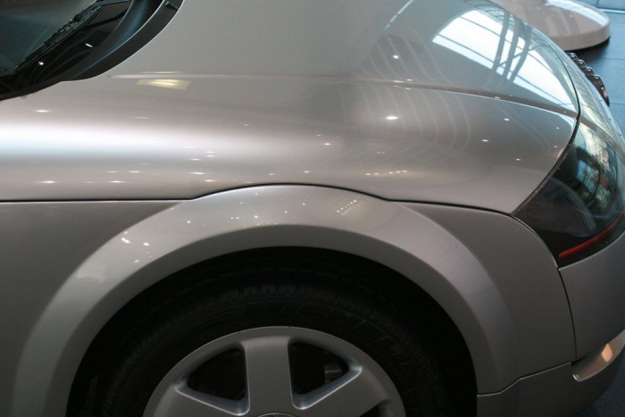 Kötelező designelem a motorházfedélbe húzott sárvédőív az 1995-ös koncepcióautó óta