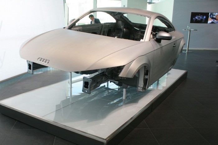 276 kilós a karosszéria és a váz. A struktúra acél, a borítás teljes egészében alumínium