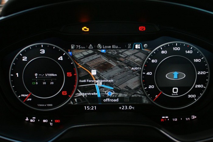 Ez a normál műszerfal, a nézetek között a kormányon lévő gombbal válthatunk