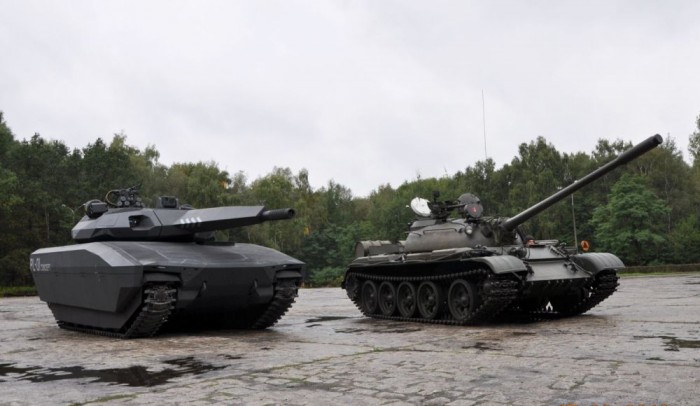 A PL-01, mellette pedig a T-55-ös szovjet harckocsi 