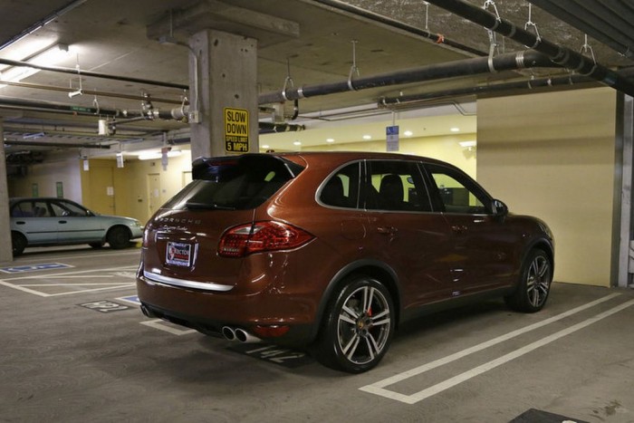 Porsche egy méregdrága San Francisco-i mélygarázsban: értékes a férőhely