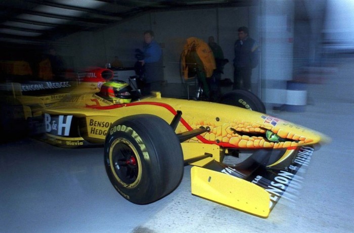 F1: Minden idők legmenőbb orrfestései 2 Eddie Jordan a végsőkig ellenállt, számára a kígyó ábrázolása elfogadhatatlan volt, végül a csapat vezetése mégis megszavazta, és hatalmas, átütő sikert értek el a Benson&Hedges által sugallt mintával.