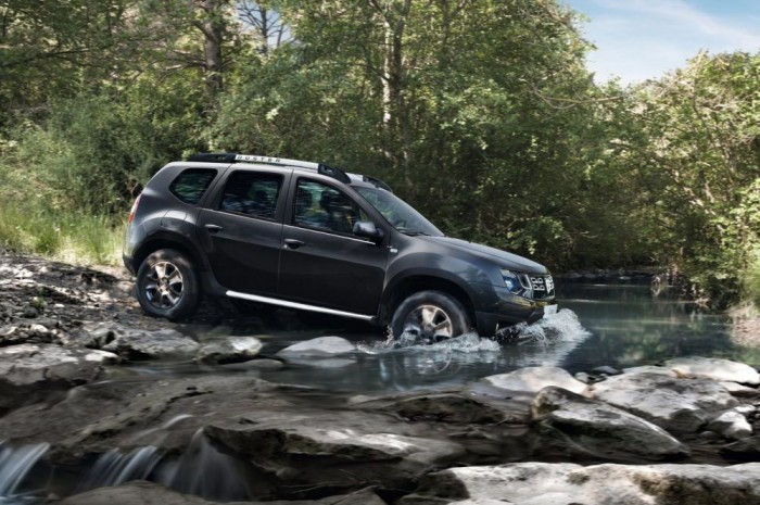 Top 10: Magyarország legnépszerűbb autói 5 7. Dacia Duster, 450 db. A Suzukikon kívül egyedül a Dacia terepjáróját veszik nagy arányban magánemberek. A privát vásárlók között továbbra is román családi autó a legkedveltebb modell, így őrzi a 2013-as címet. Talán ezért szerepelt Top 10-es tesztjeink között két anyag is az átdolgozott autóról