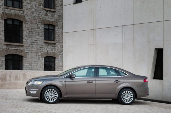 Top 10: Magyarország legnépszerűbb autói 3 9. Ford Mondeo, 328 db. Január és március között megvillant a Mondeo: a középkategóriában nyert. A Mondeo öreg, de kellő ártámogatással ma is meggyőzően szerepel a tendereken. Leváltása a belgiumi gyár bezárása miatt csúszik vagy két éve, az új generáció végül novemberben érkezik