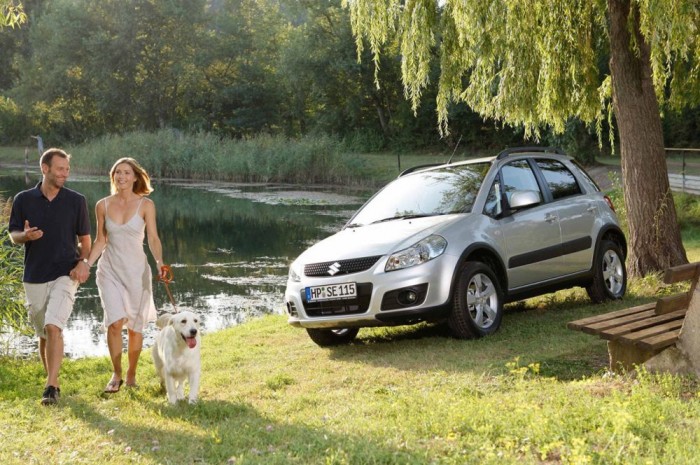 Top 10: Magyarország legnépszerűbb autói 8 4. Suzuki SX4, 508 db. A JATO a kifutó SX4-et és az új SX4 S-Crosst egy modellnek számolja. A Suzukinál rákérdeztünk a tényleges eloszlásra: az elődből 322, az utódból 186 darabra talált vevőt a Suzuki-hálózat. A régi Sx4-et jórészt magánvevők vitték, az újnál a flottaeladás dominál