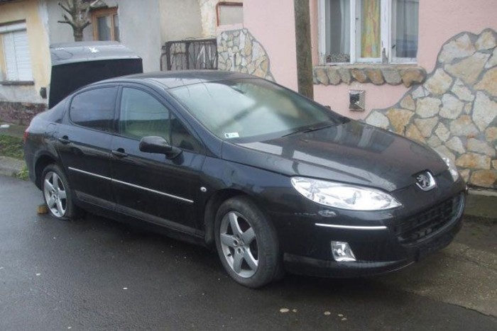35 ezerért ez a Mazda? 3 Sajnos azt sem lehet kiolvasni, hogy mennyi kilométert mutat a kompjúter, ehhez képest a foltos kárpit már igazán elnézhető hiba. Talán ha lefelé indul meg a licit a 375 ezerről, vagy esetleg alkatrésznek