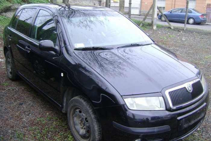 35 ezerért ez a Mazda? 4 Érdekes, hogy ennél a kocsinál is megválaszolatlan kérdés marad a futásteljesítmény, ugyanis a megfelelő rubrikában ezt olvassuk: 000 000. Ja, ha valakinek ez használható információ: elöl Barum gumikon áll, hátul Sportline