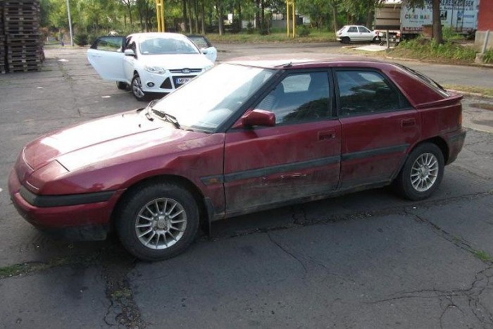 35 ezerért ez a Mazda? 10 Álljon itt a NAV lényegre törő leírása, pazarlás lenne az ékes szólás. A gépjármű üzemképes, hátsó lökhárító törött, bal első ajtó horpadt, bal első sárvédő horpadt, festék sérült, szélvédő repedt, jobb első sárvédő karcos. Első ülések szakadtak, hátsó üléskárpit szennyezett.
