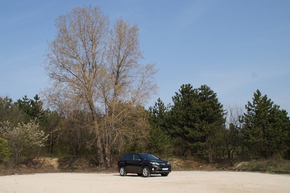 A Toyota szabadidő-autója nem érzi magát idegenül a városon kívül, bár komoly terepre azért másik Toyota való