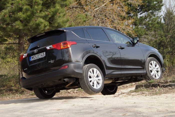 Merev, komoly terepre nem való a futómű, de a 19 centis hasmagasság azért sokat megenged